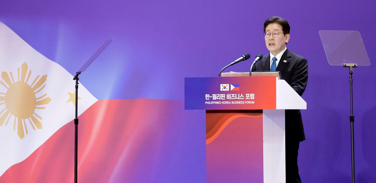이재명 대통령이 4일 필리핀 마닐라 콘래드 호텔에서 열린 한-필리핀 비즈니스 포럼에서 발언하고 있다. 연합뉴스