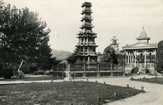 서울 종로 탑골공원 에 있는 원각사지 십층석탑의 일제 강점기 당시 모습. 사진 국립중앙박물관