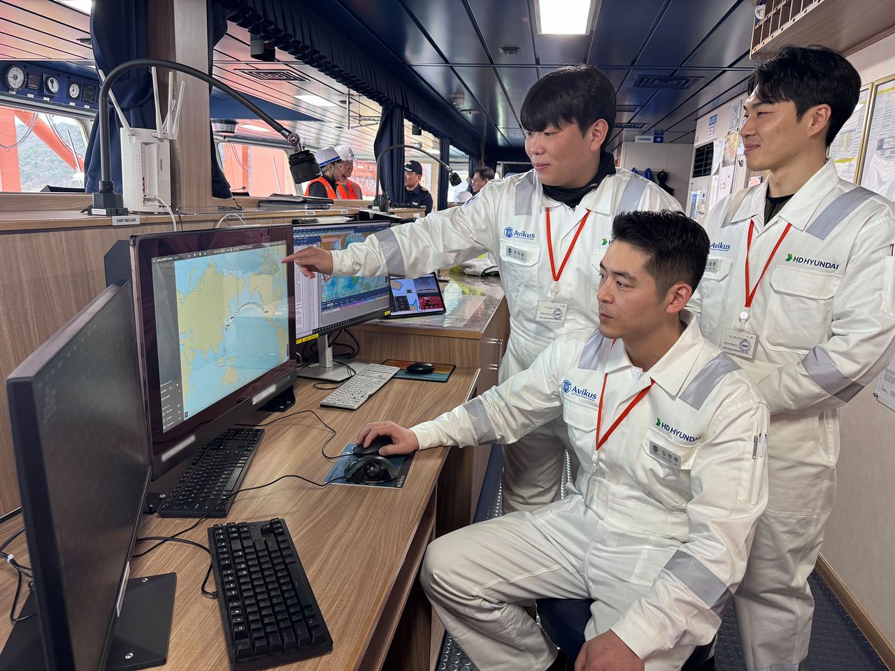 HD현대 아비커스 김현재 책임(앞줄), 안지원 매니저(뒷줄 왼쪽), 이상원 선임이 '하이나스' 시스템을 시연하고 있다. 부산=고석현 기자