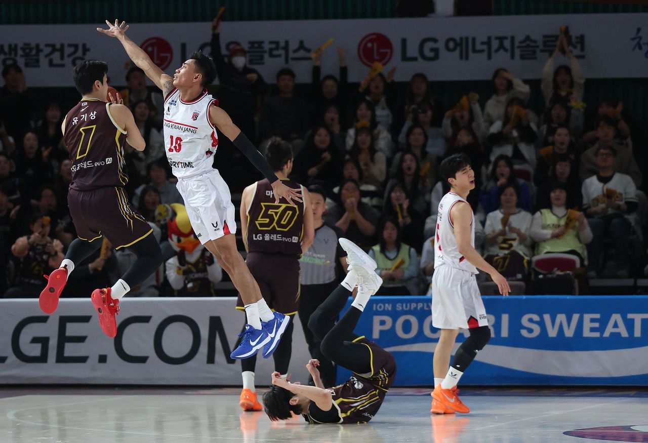 KBL 국내 선수 샐러리캡이 다음 시즌에도 30억원으로 유지된다. 사진은 LG 가드 유기상(왼쪽)의 슛을 블록 시도하는 정관장 필리핀 가드 아반도(왼쪽 둘째). 연합뉴스