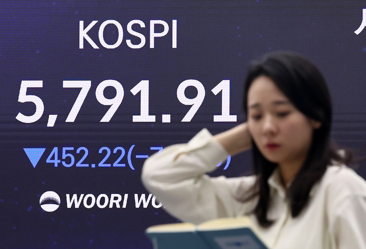 이란 전쟁 여파로 코스피 6000선이 붕괴한 3일 서울 중구 우리은행 본점 딜링룸 전광판에 코스피 종가가 표시되어 있다. 이날 코스피는 전 거래일 대비 452.22포인트(7..24%) 하락한 5791.91에 장을 마쳤다. 뉴스1