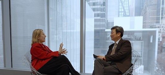 DBEW Award의 비전과 목표, 심사 기준에 대해 대화를 나누고 있는 정승렬 국민대 총장(오른쪽)과 파올라 안토넬리 심사위원장(왼쪽)