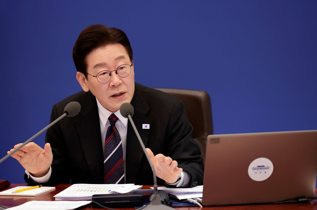 정부는 5일 이재명 대통령 주재 임시 국무회의를 열고 미국과 이란의 전쟁으로 인한 경제·안보 상황을 점검한다. 사진은 지난달 24일 청와대에서 열린 국무회의에서 이 대통령이 발언하는 모습. 연합뉴스