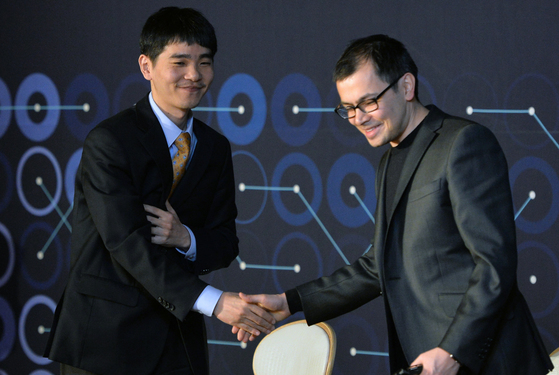 이세돌 9단이 2016년 3월 15일 서울 종로구 포시즌스 호텔에서 열린 알파고와의 대국을 마치고 데미스 하사비스 구글 딥마인드 대표와 악수를 하고 있다. 이 9단은 알파고 대국에서 1승 4패를 거뒀다. [뉴스1]