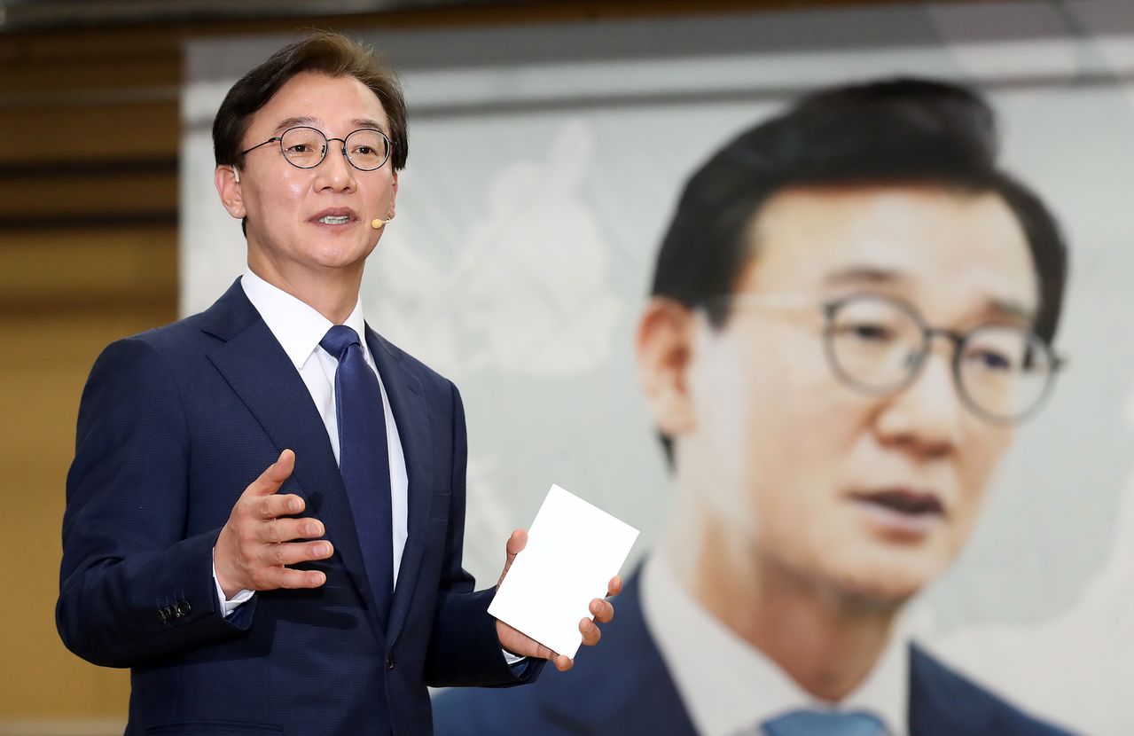 전재수 더불어민주당 의원이 2일 오후 부산 동구 부산항국제전시컨벤션센터에서 열린 ‘전재수, 북극항로를 열다 부산의 미래를 열다’ 출판기념회에서 발언하고 있다. 뉴스1