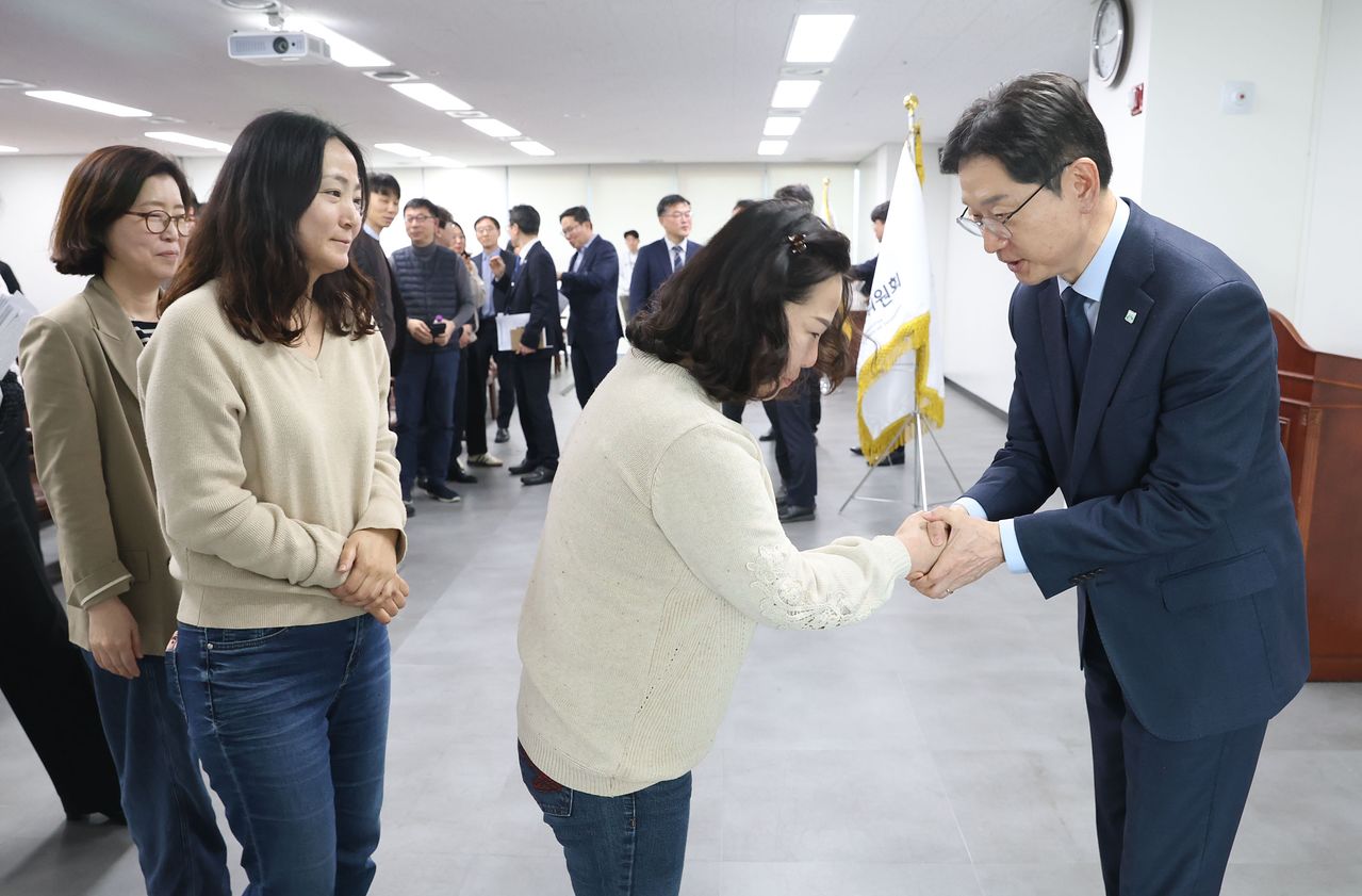 김경수 지방시대위원장이 4일 세종시 지방시대위원회 대회의실에서 열린 퇴임식에서 기획단 직원들과 악수하고 있다. 지방시대위원회 제공