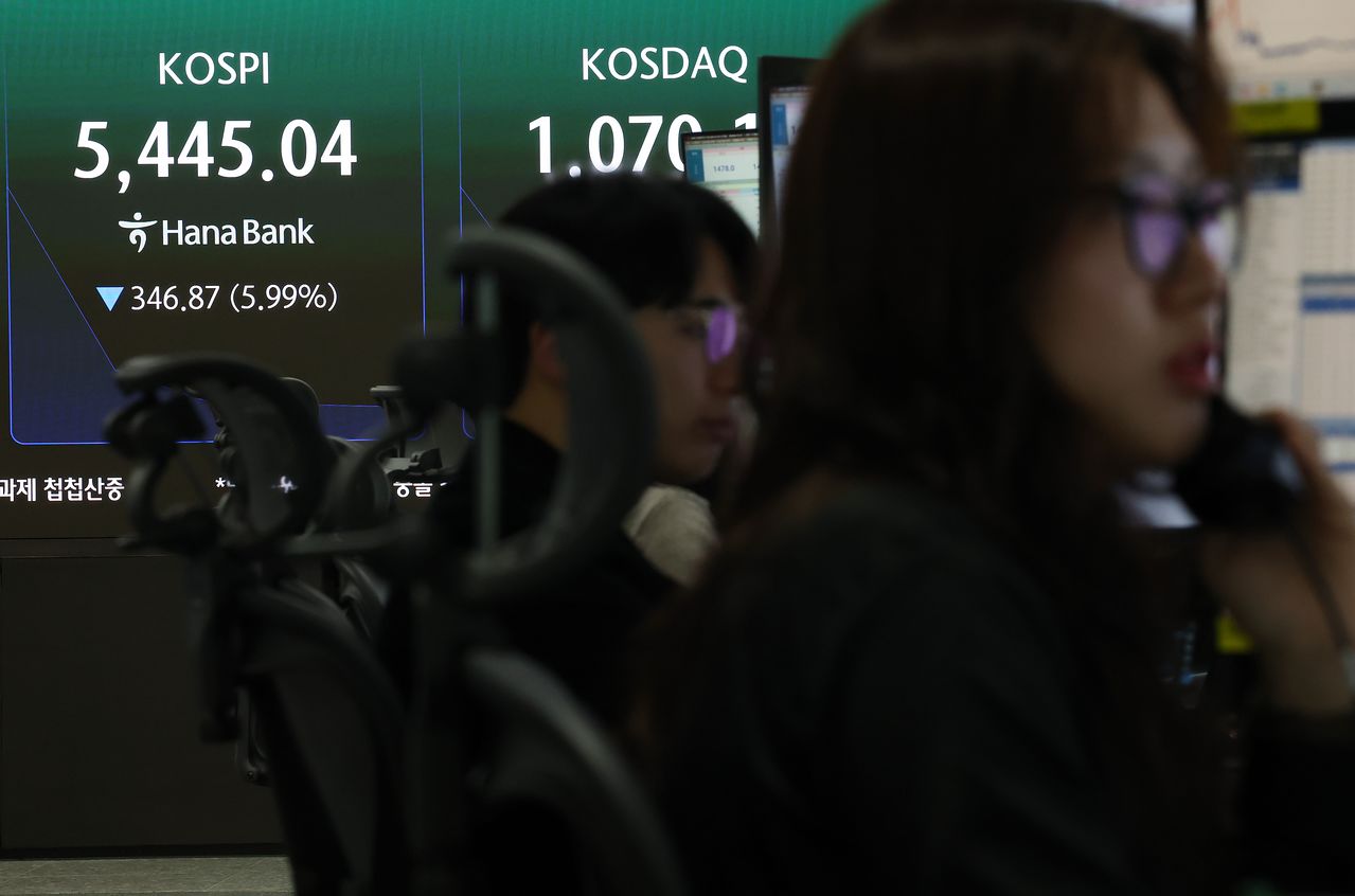 4일 서울 중구 하나은행 본점 딜링룸 전광판에 실시간 코스피가 표시돼 있다. 연합뉴스