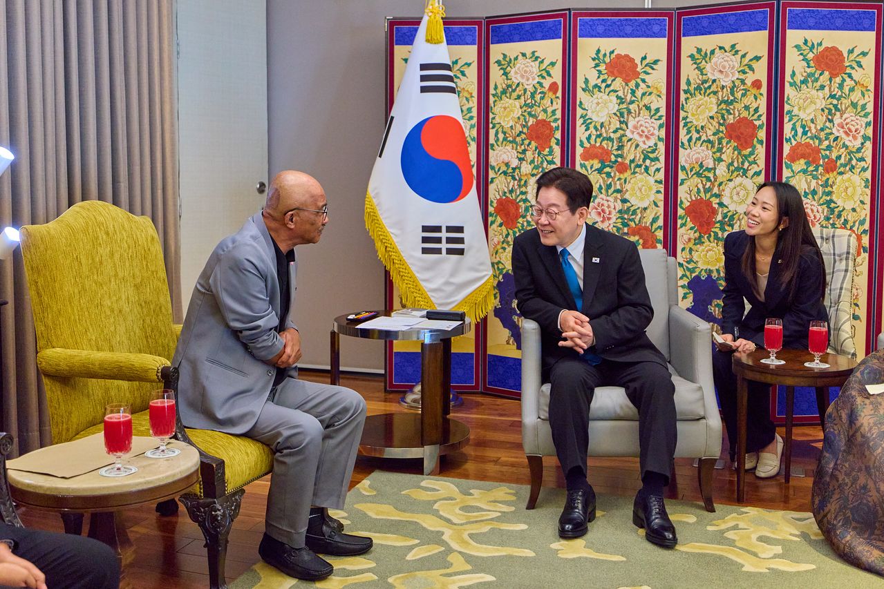 이재명 대통령이 4일(현지시간) 필리핀 마닐라에서 과거 인연이 있는 노동자 아리엘 갈락 씨를 접견하고 있다. 뉴스1