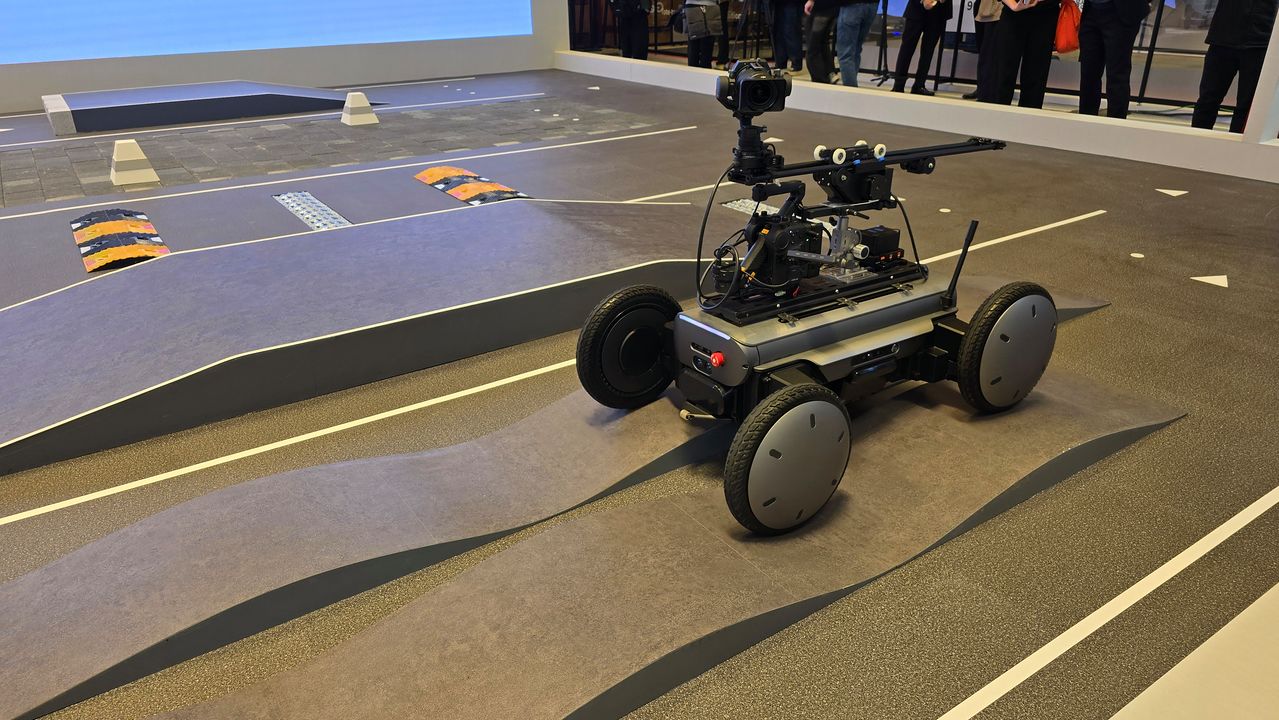 현대차그룹 R&D본부 로보틱스랩은 4개의 바퀴 구동 시스템을 갖춘 모바일 로봇 플랫폼이다. 단차가 있거나 울퉁불퉁한 지형에서도 흔들림없이 이동 가능하다. 이수정 기자 