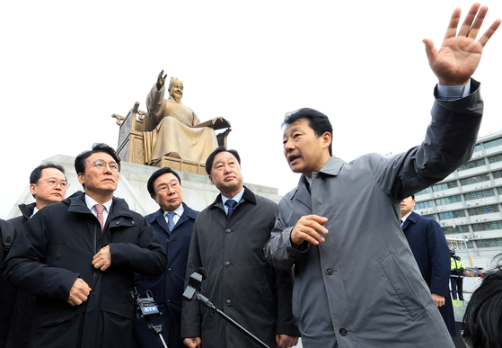 김민석 국무총리가 서울 종로구 광화문광장 세종대왕상 앞에서 감사의정원에 대해 시민단체 관계자의 설명을 듣고 있다. [뉴스1]