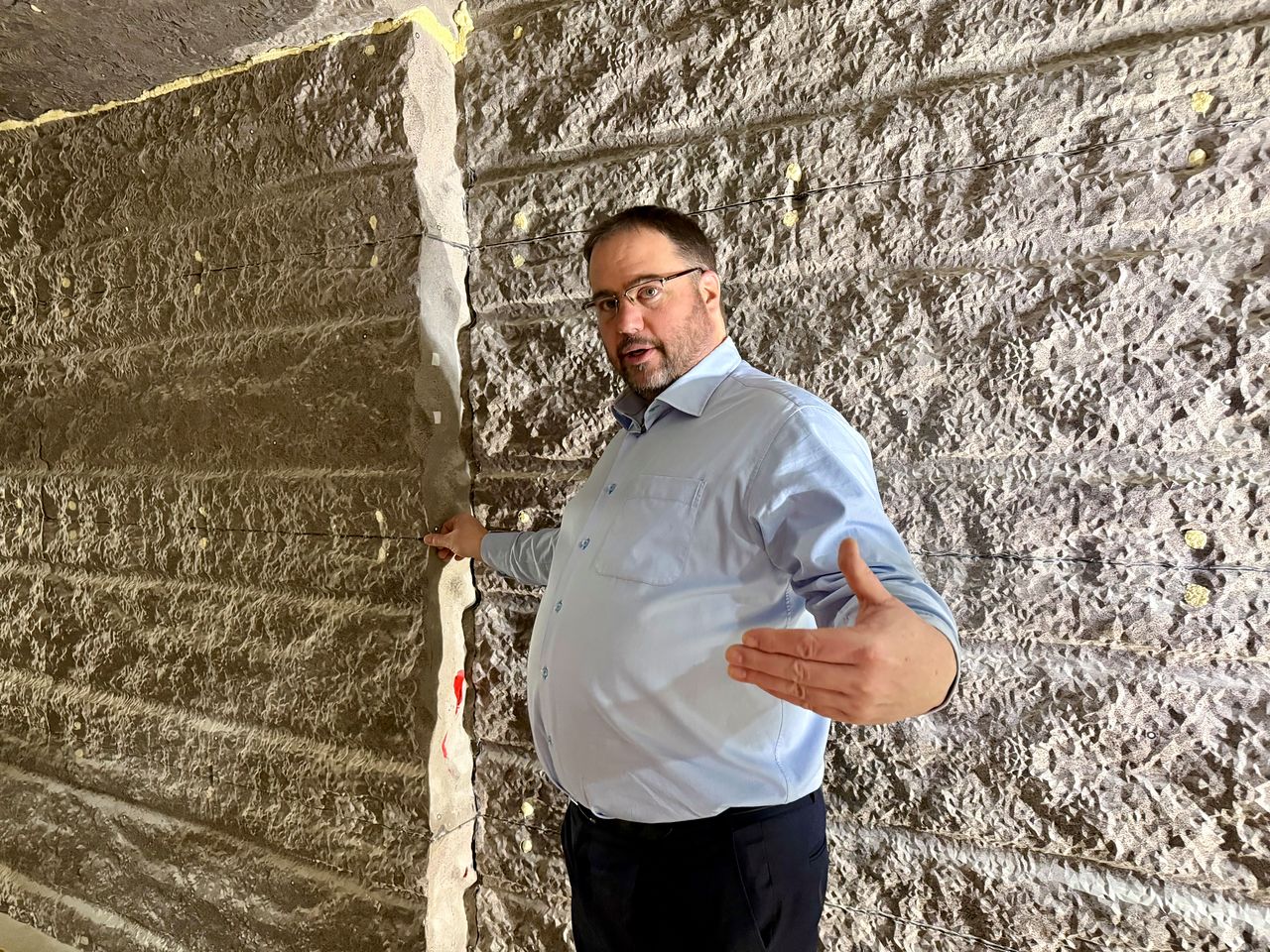 지난 1월 20일(현지시간) 만난 캐나다 방사성폐기물관리기구(NWMO)의 피터 키치 엔지니어링 매니저가 사람들의 이해를 돕기 위해 만든 시설 모형을 가리키며 설명하고 있다. 남수현 기자