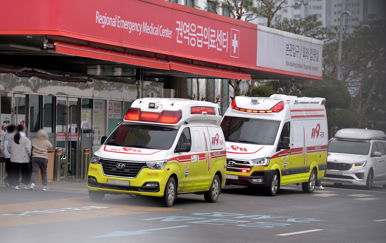 대전의 한 권역응급의료센터 응급실 앞에 환자를 이송한 119구급차가 대기하고 있다. 김성태 객원기자