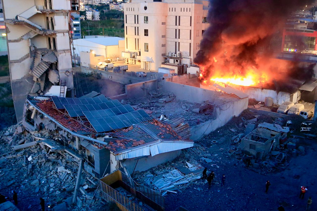 현지시간 3일 레바논 남부 이슬람 단체 사무실이 이스라엘의 공습을 받아 화염에 휩싸였다. 연합뉴스