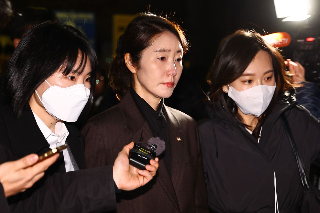 '1억 공천헌금' 의혹을 받는 강선우 무소속 의원이 3일 서울중앙지방법원에서 열린 구속 전 피의자 심문(영장실질심사)을 마친 뒤 법원을 나서고 있다. 김종호 기자 