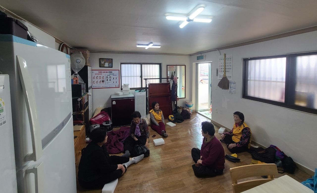 대전 중구 문화동 평화아파트에 거주하는 어르신들이 좁은 경로당에 모여 있다. 대전 중구는 전국 최초로 아파트를 매입, 경로당으로 전환하는 사업을 추진 중이다. [사진 대전 중구] 