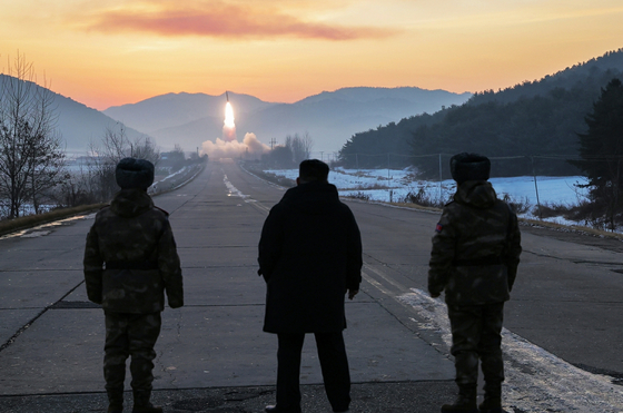 북한은 지난 1월 4일 김정은 국무위원장의 참관 하에 극초음속미사일 발사 훈련을 진행했다고 밝혔다.   뉴스1