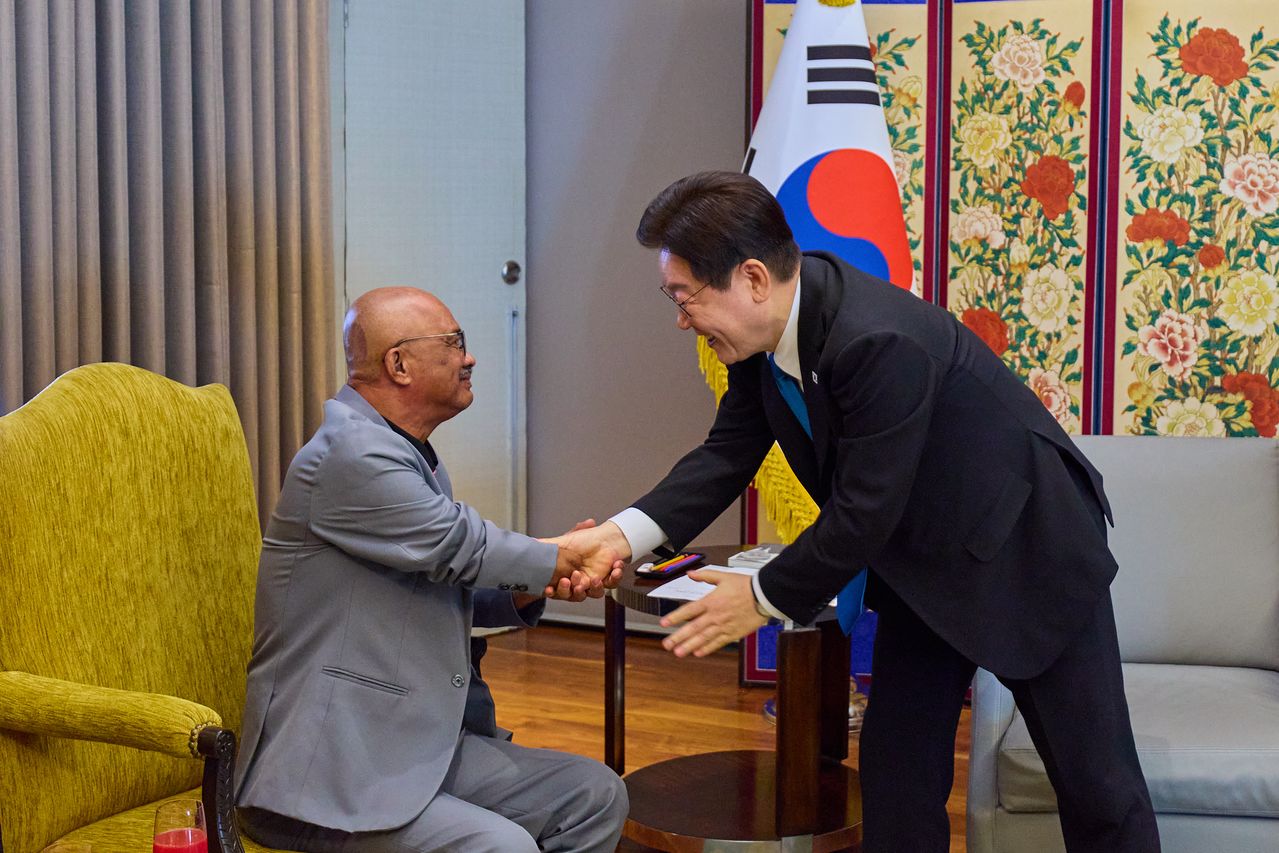 필리핀을 국빈방문한 이재명 대통령이 4일 마닐라에서 인권변호사 시절 인연을 맺은 필리핀 노동자 아리엘 갈락과 악수하고 있다.   연합뉴스