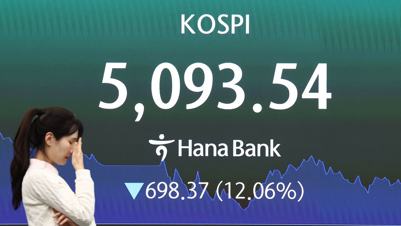 이란전쟁 여파로 코스피·코스닥에 서킷브레이커가 발동하는 등 증시가 급락한 4일 서울 중구 하나은행 본점 딜링룸 전광판에 코스피 지수가 종가가 나오고 있다.   이날 코스피는 12.06% 하락한 5093.54에 마감했다. 뉴스1 