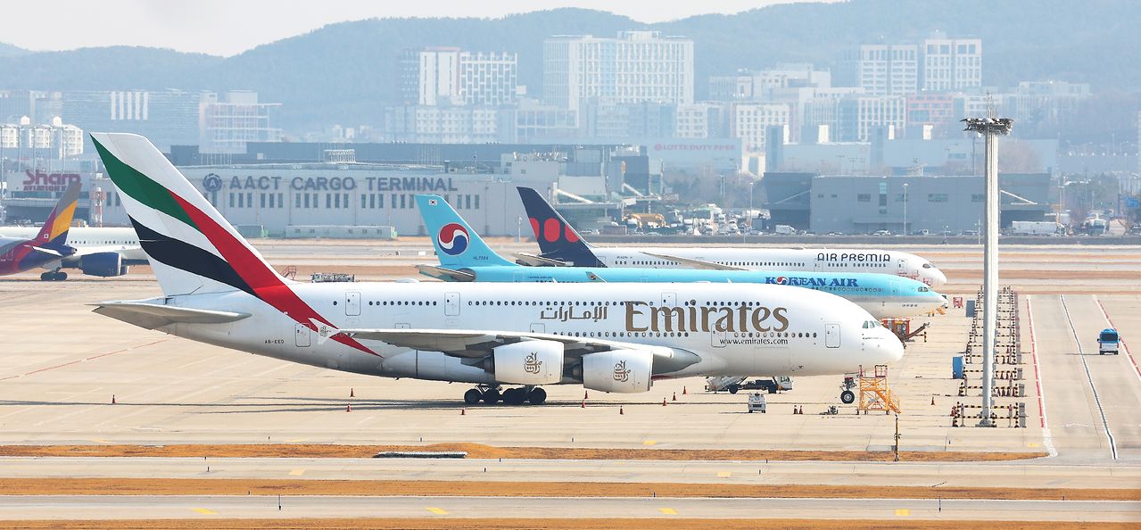 4일 인천국제공항에 에미레이트 항공 A-380 여객기가 계류하고 있다.   해당 여객기는 지난달 28일 오후 아랍에미리트(UAE) 두바이에서 인천공항에 도착해 1일 밤 승객을 태우고 두바이로 돌아갈 예정이었지만 중동 사태로 인해 항공편이 결항되며 인천공항에 계류하게 됐다. 연합뉴스 