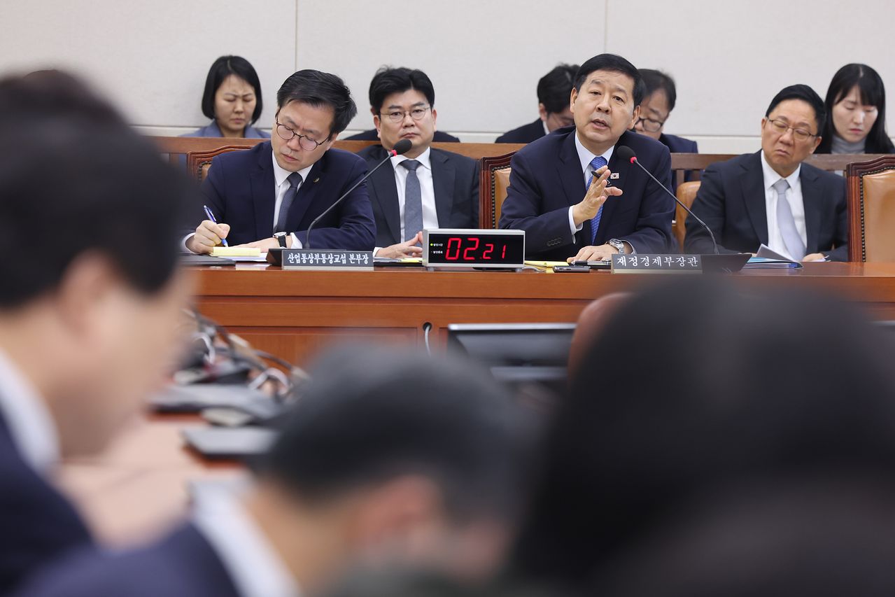 구윤철 부총리 겸 재정경제부 장관이 4일 서울 여의도 국회에서 열린 대미투자특별법 처리를 위한 특별위원회 전체회의에서 의원 질의에 답변하고 있다. 뉴스1