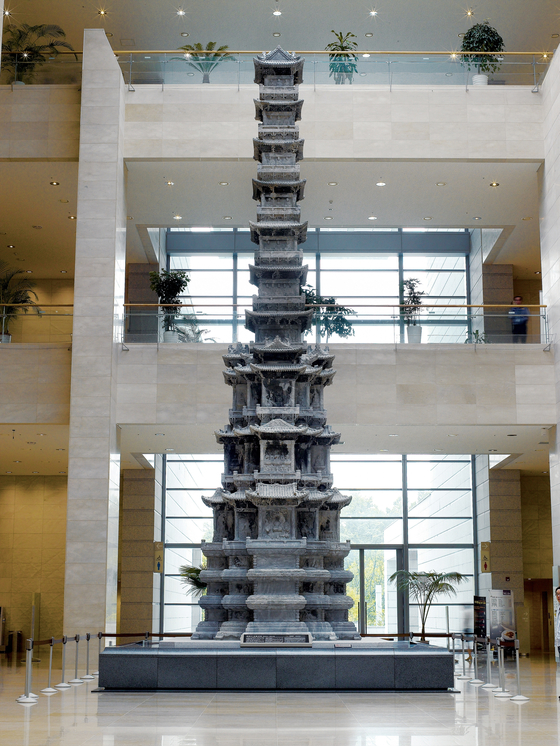 2005년 국립중앙박물관의 용산 이전 때 상설관 로비로 옮겨와 보존 관리되고 있는 경천사지 십층석탑(국보). 사진 국립중앙박물관