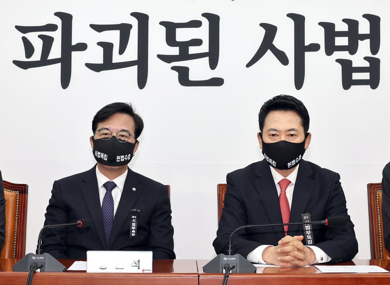 [서울=뉴시스] 김금보 기자 = 국민의힘 장동혁 대표와 송언석 원내대표가 5일 오후 서울 여의도 국회에서 열린 최고위원회의에 '사법독립 헌법수호' 표어가 적힌 검정마스크를 착용하고 있다. 뉴시스