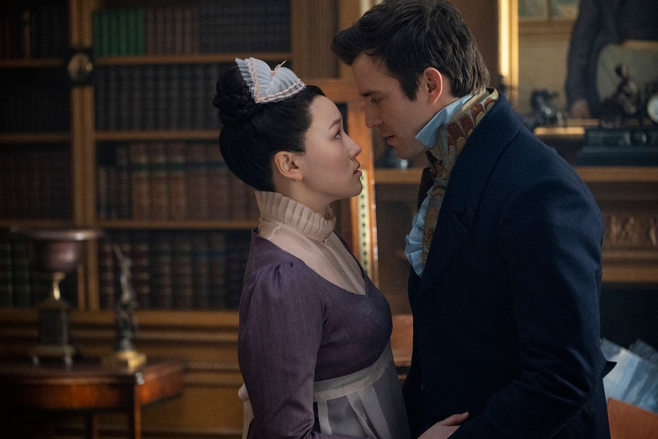 시즌 4의 두 주인공. 하녀 소피(왼쪽)와 귀족 베네딕트가 사랑에 빠진다. [사진 넷플릭스] 