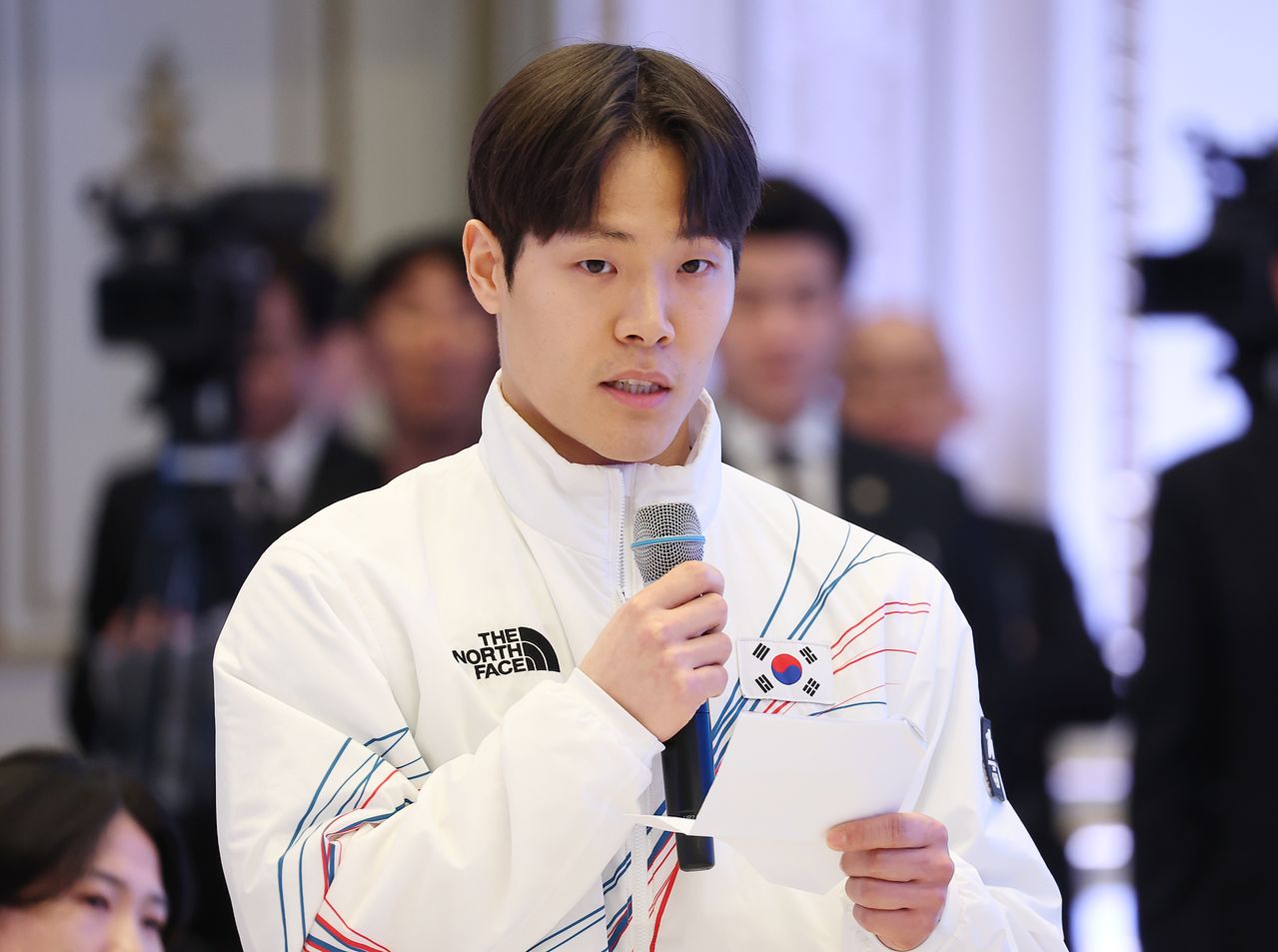 스켈레톤 국가대표 정승기가 5일 청와대 영빈관에서 열린 2026 밀라노-코르티나담페초 동계올림픽 선수단 격려 오찬에서 이재명 대통령의 격려사에 대해 답사하고 있다. 연합뉴스