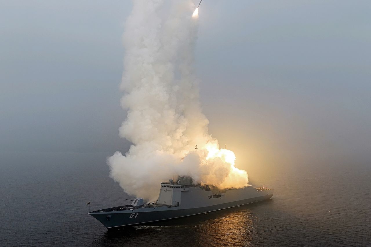 북한이 지난 4일 취역을 앞둔 5000t급 신형 구축함인 ‘최현호’에서 함대지 전략순항미사일을 발사하는 모습. 노동신문, 뉴스1