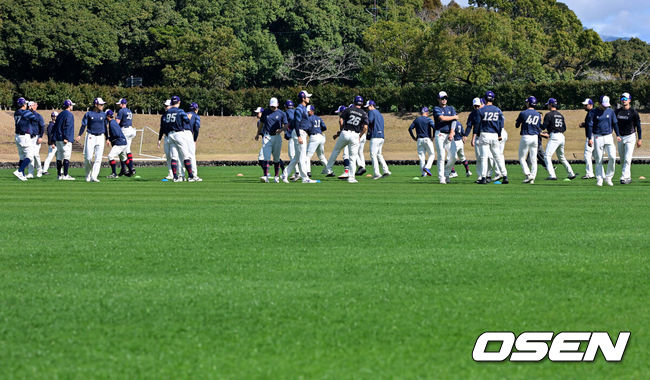 [OSEN=미야자키(일본), 지형준 기자] 3일 일본 미야자키현 아야초 니시키바루 야구장에서 SSG 랜더스와 롯데 자이언츠의 연습경기가 열렸다.이날 SSG가 롯데에 10-5로 이겼다.SSG는 5일부터 이틀간 두산 베어스와 연습경기를 치른다. 연습경기 일정을 모두 소화한 롯데는 5일 모든 스프링캠프 일정을마치고 귀국한다.롯데 선수들이 훈련을 하고 있다. 2026.03.03 /jpnews@osen.co.kr