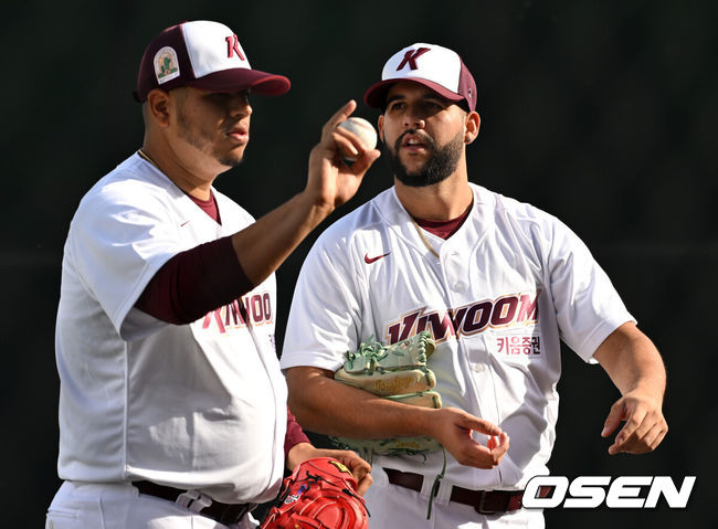 [OSEN=스코츠데일(미국 애리조나주), 이대선 기자] 미국 애리조나주 스코츠데일에 위치한 솔트리버필즈 앳 토킹스틱에서 키움 히어로즈의 스프링캠프가 진행됐다. 키움 새 외국인 투수 엔마누엘 데 헤이수스가 후라도와 이야기를 나누고 있다. 2024.02.02 /sunday@osen.co.kr