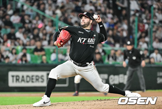 [OSEN=인천, 박준형 기자 ] 25일 오후 인천 SSG랜더스필드에서 프로야구 SSG 랜더스와 KT 위즈의 경기가 진행됐다.이날 경기에서 SSG은 화이트를 KT는 고영표를 선발투수로 내세웠다. 6회말 KT 헤이수스가 불펜투수로 등판해 역투하고 있다. 2025.09.25 / soul1014@osen.co.kr