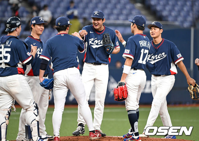 [OSEN=오사카(일본), 손용호 기자] 한국의 거포들이 연달아 터뜨리면서 오사카 평가전을 기분 좋게 마무리할 수 있었다. 이제 결전의 땅 도쿄로 향한다.류지현 감독이 이끄는 한국 WBC 대표팀은 3일 일본 오사카 교세라돔에서 열린 오릭스 버팔로스와의 2026 WBC 공식 평가전에서 8-5로 승리를 거뒀다. 이로써 한국은 전날(2일) 한신 타이거스전 3-3 무승부, 이날 오릭스전 승리로 공식 평가전 1승1무를 기록한 채 결전의 장소인 일본 도쿄돔으로 이동하게 된다.한국 선수들이 승리의 기쁨을 나누고 있다. 2026.03.03 /spjj@osen.co.kr