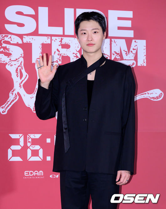 [OSEN=지형준 기자] 20일 오후 서울 용산구 CGV용산아이파크몰에서 영화 '슬라이드 스트럼 뮤트(Slide Strum Mute)' 언론 시사회가 열렸다.가수 우즈(WOODZ,조승연)가 첫 연기 도전에 나선 ‘슬라이드 스트럼 뮤트’는59분분량의단편영화로,우즈는거부할수없는기회와선택앞에서내면의깊은욕망으로질주하는인물이자주연‘우진’역을맡았다. 오는 26일 개봉.배우 우즈가 포토타임을 하고 있다. 2026.02.20 /jpnews@osen.co.kr