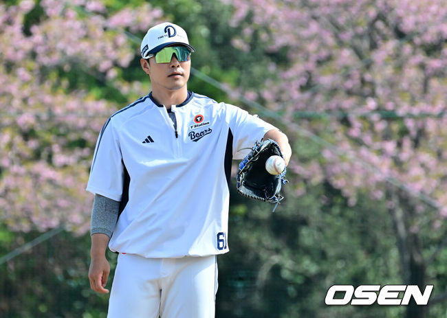 [OSEN=미야자키(일본), 지형준 기자] 두산 베어스가 25일 일본 미야자키 산마린 스타디움에서 일본프로야구 세이부 라이온스와의 구춘대회 첫 경기를 가졌다.이날 두산은 세이부에 3-6으로 패했다. 경기에 앞서 두산 최원준이 훈련을 하고 있다. 2026.02.25 /jpnews@osen.co.kr