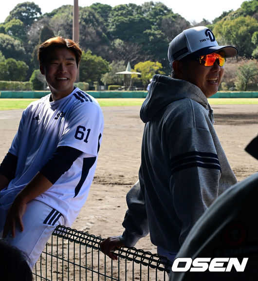 [OSEN=미야자키(일본), 지형준 기자] 두산 베어스가 1일 일본 미야자키 히사미네 야구장에서 자체 청백전를 가졌다.당초 이날 팀 훈련이 예정됐지만, 2월 26일 롯데 자이언츠전 3회 우천 노게임에 이어 27일 지바롯데 마린스전까지 우천 취소되면서 실전 감각을 끌어올리고자 청백전이 긴급 편성됐다. 경기는 백팀의 9-5승리로 마무리됐다.두산 김원형 감독이 최원준 등 투수들과 이야기를 나누고 있다. 2026.03.01 /jpnews@osen.co.kr