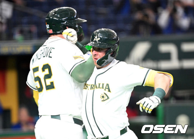 [OSEN=도쿄(일본), 손용호 기자] 5일 일본 도쿄돔에서 월드베이스볼클래식(WBC) 조별리그 첫 경기 호주와 대만의 경기가열렸다.우리 대표팀은 체코와 WBC 조별리그 1차전에서 격돌한다.5회말 무사 로비 퍼킨스가 투런 홈런을 치고 기뻐하고 있다. 2026.03.05/spjj@osen.co.kr