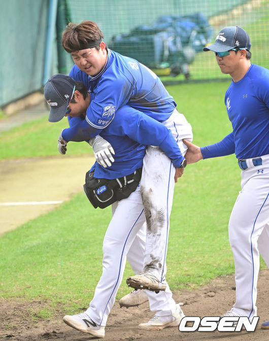 [OSEN=오키나와(일본), 최규한 기자] 2일 일본 오키나와 킨 베이스볼 스타디움에서 KIA 타이거즈와 삼성 라이온즈의 연습경기가 열렸다.KIA는 양현종, 삼성은 장찬희를 선발로 내세웠다.6회초 2사 2루 상황 삼성 양우현의 안타 때 주루플레이 중 부상을 입은 삼성 장승현이 트레이닝 코치에게 업혀 경기장을 빠져나가고 있다. 2026.03.02 / dreamer@osen.co.kr
