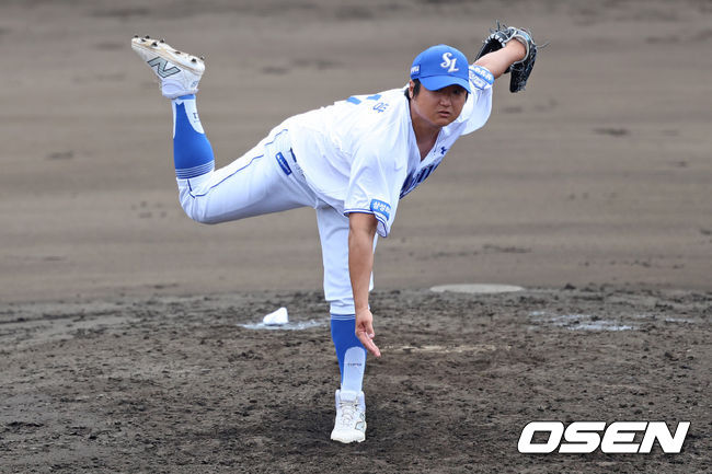 삼성 라이온즈 투수 최지광이 3일 일본 오키나와현 아카마구장에서 열린 한화 이글스와 연습경기에 등판해 투구하고 있다. / 삼성 라이온즈 제공