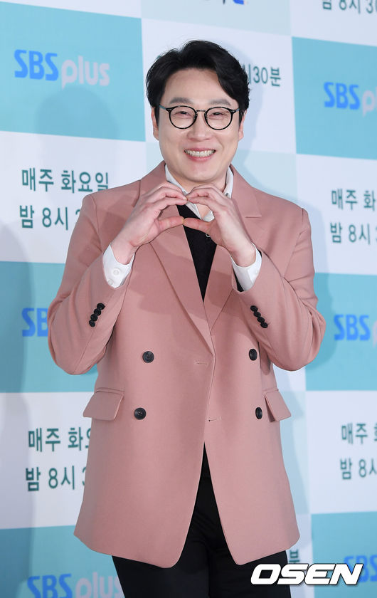 [OSEN=민경훈 기자] 5일 오후 서울 마포구 상암동 SBS 프리즘타워 컨퍼런스홀에서 SBS 플러스 ‘맨땅에 한국말’ 제작발표회가 진행됐다.이휘재가 입장하며 포즈를 취하고 있다./ rumi@osen.co.kr