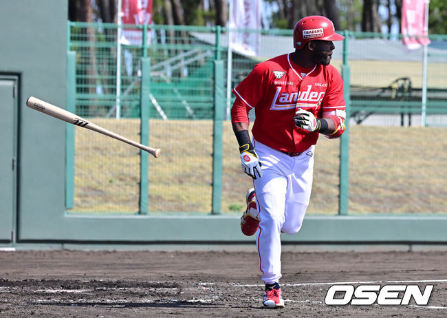 [OSEN=미야자키(일본), 지형준 기자] 28일 일본 미야자키현 오쿠라가하마소호 구장에서 SSG 랜더스와 일본프로야구 라쿠텐 골든이글스 2군과의 연습경기가 열렸다.SSG는 일본 미야자키 스프링캠프에서 연습경기 1패를 기록 중이다. 지난 25일 소프트뱅크 호크스 2군상대로 1.5군급 선수들이 출격한 가운데 1-9로 패했다.3회초 무사 만루에서 SSG 에레디아가 동점 희생플라이를 날리고 있다. 2026.02.28 /jpnews@osen.co.kr