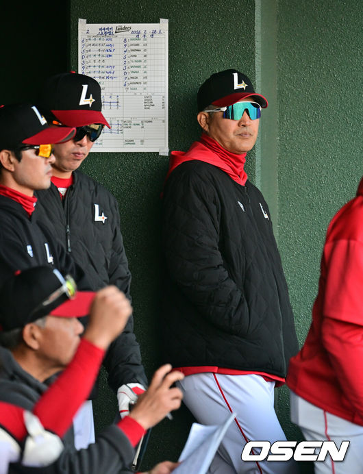 [OSEN=미야자키(일본), 지형준 기자] 28일 일본 미야자키현 오쿠라가하마소호 구장에서 SSG 랜더스와 일본프로야구 라쿠텐 골든이글스 2군과의 연습경기가 열렸다.SSG는 일본 미야자키 스프링캠프에서 연습경기 1패를 기록 중이다. 지난 25일 소프트뱅크 호크스 2군상대로 1.5군급 선수들이 출격한 가운데 1-9로 패했다.SSG 이숭용 감독이 경기를 지켜보고 있다. 2026.02.28 /jpnews@osen.co.kr