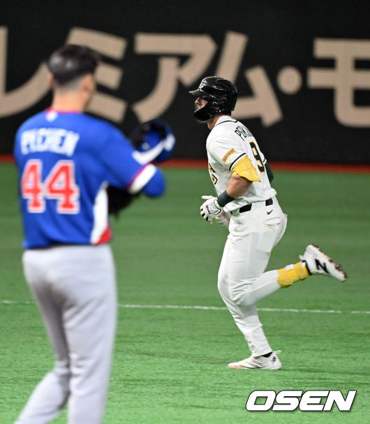 [OSEN=도쿄(일본), 손용호 기자] 5일 일본 도쿄돔에서 월드베이스볼클래식(WBC) 조별리그 첫 경기 호주와 대만의 경기가열렸다.우리 대표팀은 체코와 WBC 조별리그 1차전에서 격돌한다.5회말 무사 로비 퍼킨스가 투런 홈런을 치고 기뻐하고 있다. 2026.03.05/spjj@osen.co.kr