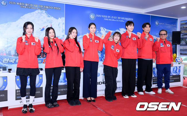 [OSEN=이대선 기자] 5일 오후 서울 영등포구 비전Q 프로덕션에서 2026 북중미 월드컵 8강 기원 히말라야 원정대 발대식이 열렸다.이준훈 단장이 기획한 이번 원정대는 산악인 엄홍길 대장, 개그맨 김병만, 전 국가대표 축구선수 이동국, 배우 예지원, 정유미, 이태환, 가수 유빈, 방송인 안현모, 박해린 등 연예인 및 체육인으로 구성되었다.박해린, 유빈, 정유미, 안현모, 예지원, 이태환, 이동국, 이준훈이 포토타임을 가지고 있다. 2026.03.05 /sunday@osen.co.kr