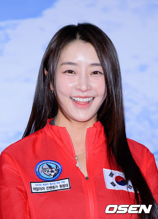 [OSEN=이대선 기자] 5일 오후 서울 영등포구 비전Q 프로덕션에서 2026 북중미 월드컵 8강 기원 히말라야 원정대 발대식이 열렸다.이준훈 단장이 기획한 이번 원정대는 산악인 엄홍길 대장, 개그맨 김병만, 전 국가대표 축구선수 이동국, 배우 예지원, 정유미, 이태환, 가수 유빈, 방송인 안현모, 박해린 등 연예인 및 체육인으로 구성되었다.배우 정유미가 미소를 짓고 있다. 2026.03.05 /sunday@osen.co.kr