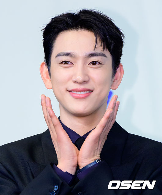 [OSEN=지형준 기자] 5일 오후 서울 구로구 더 링크호텔 서울에서 JTBC 새 금요시리즈 ‘샤이닝’ 제작발표회가 열렸다.'샤이닝'은 둘만의 세계를 공유하던 청춘들이 서로의 믿음이자 인생의 방향을 비춰주는 빛 그 자체가 되어가는 과정을 담은 드라마다.배우 박진영이 포토타임을 하고 있다. 2026.03.05 /jpnews@osen.co.kr