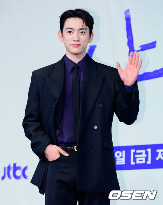 [OSEN=지형준 기자] 5일 오후 서울 구로구 더 링크호텔 서울에서 JTBC 새 금요시리즈 ‘샤이닝’ 제작발표회가 열렸다.'샤이닝'은 둘만의 세계를 공유하던 청춘들이 서로의 믿음이자 인생의 방향을 비춰주는 빛 그 자체가 되어가는 과정을 담은 드라마다.배우 박진영이 포토타임을 하고 있다. 2026.03.05 /jpnews@osen.co.kr