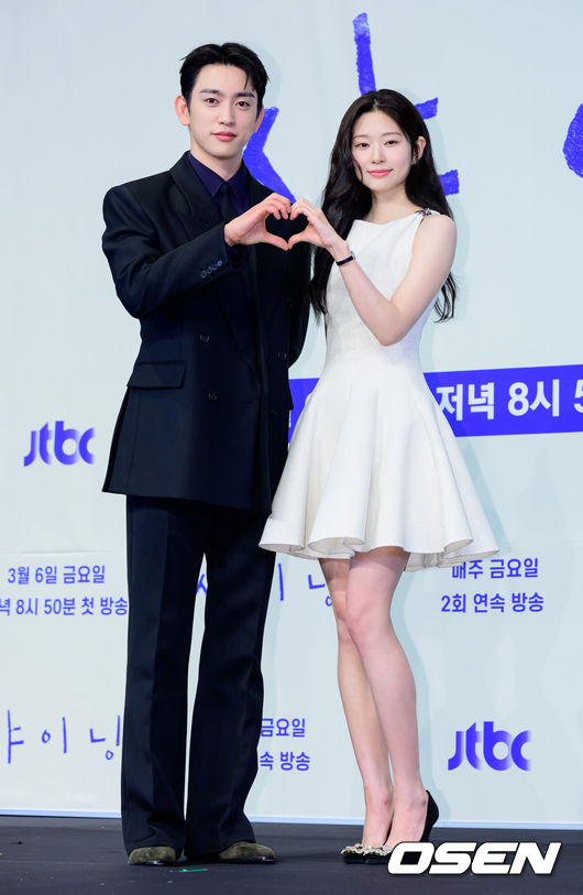 [OSEN=지형준 기자] 5일 오후 서울 구로구 더 링크호텔 서울에서 JTBC 새 금요시리즈 ‘샤이닝’ 제작발표회가 열렸다.'샤이닝'은 둘만의 세계를 공유하던 청춘들이 서로의 믿음이자 인생의 방향을 비춰주는 빛 그 자체가 되어가는 과정을 담은 드라마다.배우 박진영, 김민주가 포토타임을 하고 있다. 2026.03.05 /jpnews@osen.co.kr