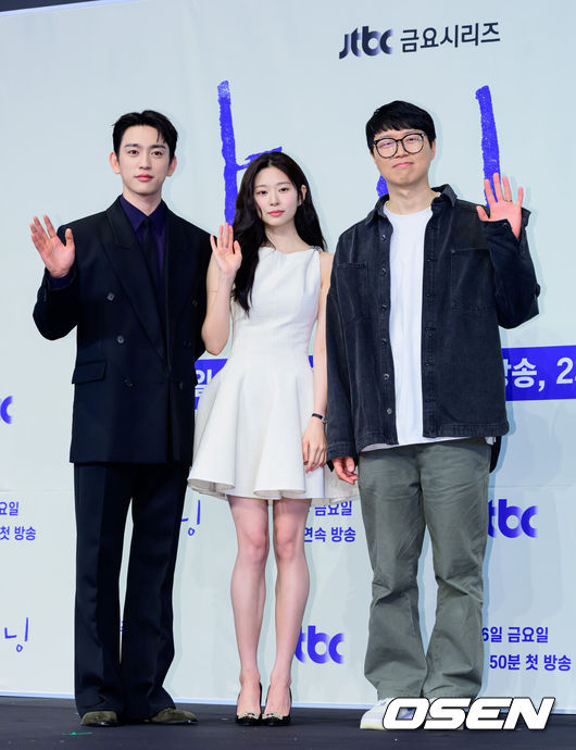 [OSEN=지형준 기자] 5일 오후 서울 구로구 더 링크호텔 서울에서 JTBC 새 금요시리즈 ‘샤이닝’ 제작발표회가 열렸다.'샤이닝'은 둘만의 세계를 공유하던 청춘들이 서로의 믿음이자 인생의 방향을 비춰주는 빛 그 자체가 되어가는 과정을 담은 드라마다.배우 박진영, 김민주, 김윤진 감독이 포토타임을 하고 있다. 2026.03.05 /jpnews@osen.co.kr