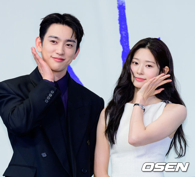 [OSEN=지형준 기자] 5일 오후 서울 구로구 더 링크호텔 서울에서 JTBC 새 금요시리즈 ‘샤이닝’ 제작발표회가 열렸다.'샤이닝'은 둘만의 세계를 공유하던 청춘들이 서로의 믿음이자 인생의 방향을 비춰주는 빛 그 자체가 되어가는 과정을 담은 드라마다.배우 박진영, 김민주가 포토타임을 하고 있다. 2026.03.05 /jpnews@osen.co.kr